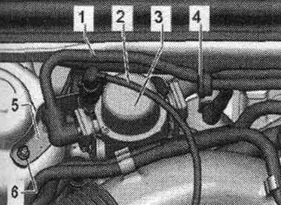 Скините лево и десно вакуумско црево са неповратног вентила «4». Уклоните неповратни вентил са…