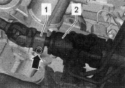 Развийте болта със стрелка. Разкачете волана. колона «1» от кормилната уредба «2».