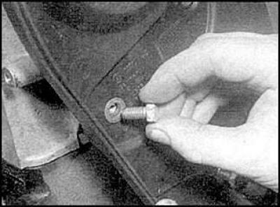 8. Zdejmij napinacz paska rozrządu i koło zębate wałka rozrządu.