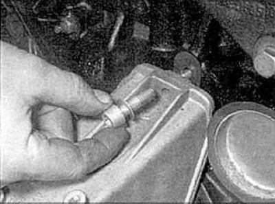 2. Снимите ушко для крепления подъемников.