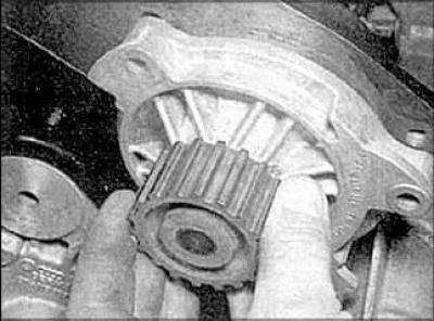 3. Снимите кронштейн опоры двигателя.