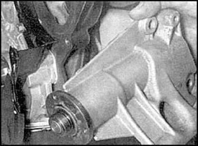 4. Снимите насос охлаждающей жидкости.