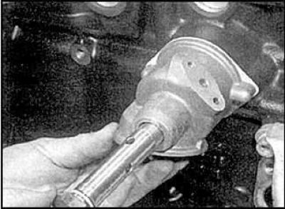 5. Снимите вал охлаждающего вентилятора.