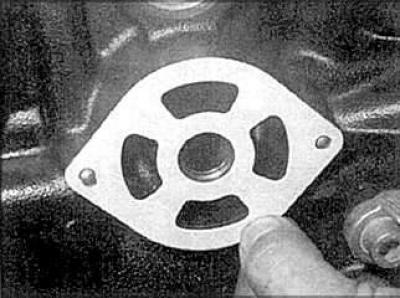 6. Снимите кожух крепления масляного фильтра.