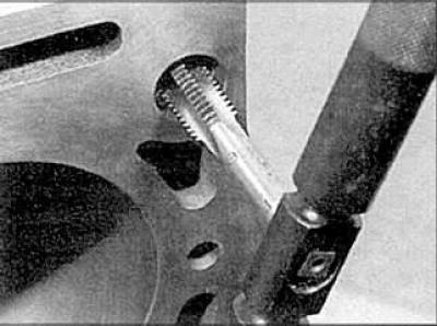 11. Почистите и промойте масляные отверстия и каналы теплой водой и просушите их, продув сжатым…