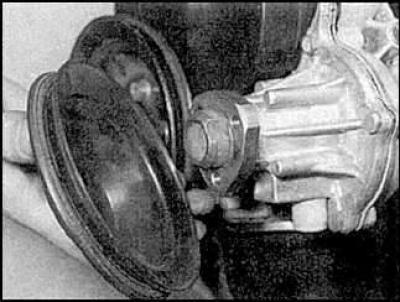 4. Уклоните пумпу серво управљача.