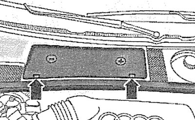 4.1. Снимите защитную крышку аккумулятора (см. стрелки)