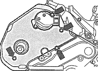 4.10а. Вывинтите болты крепления (см. стрелки) и снимите правую часть задней защитной крышки…
