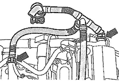 4.12. Отсоедините шланг вентиляции картера (см. стрелки). Левая головка блока цилиндров