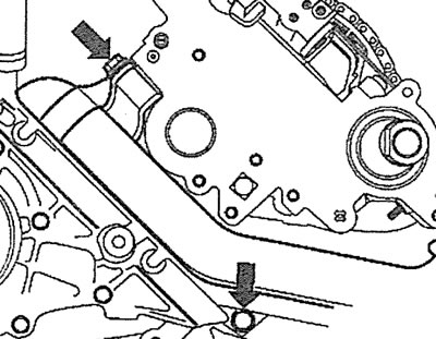 4.17. Вывинтите болты (см. стрелки) крепления и отсоедините трубопровод системы охлаждения от…