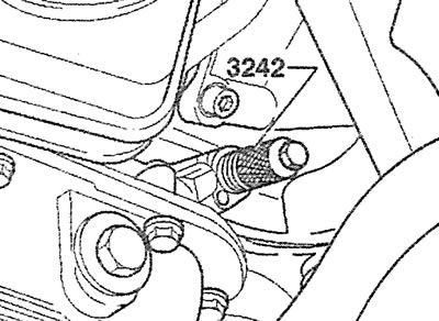 4.25а. Убедитесь, что коленчатый вал заблокирован стопорным пальцем 3242