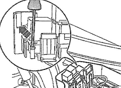 8.61. Za pomocą śrubokręta podważ element mocujący (zobacz strzałkę) i wyjmij skrzynkę…