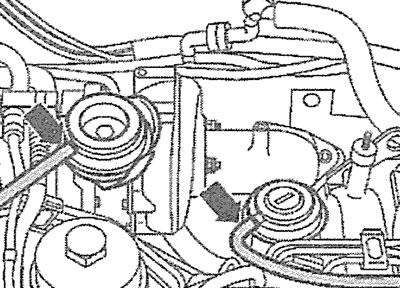 4.13. Odłączyć przewody turbosprężarki i mechanicznego zaworu EGR (zobacz strzałki)