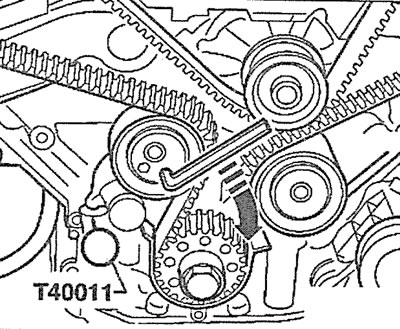 4.32. Павярніце нацяжны ролік з дапамогай тарцовага ключа на 8 мм направа (гл. стрэлку)-настолькі,…