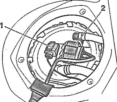 2.5. Отсоедините штекеры 1 и 2 топливного насоса и датчика указателя запаса топлива