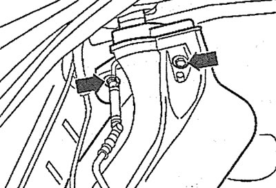 2.12. Вывинтите болты (см. стрелки) крепления заправочной горловины топливного бака