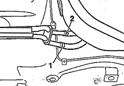 2.13. Обозначьте, а затем отсоедините подающий и возвратный топливопроводы, сняв хомуты 1 и 2