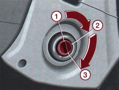 Во избежание неконтролируемого скатывания автомобиля после его полной остановки всегда включайте…