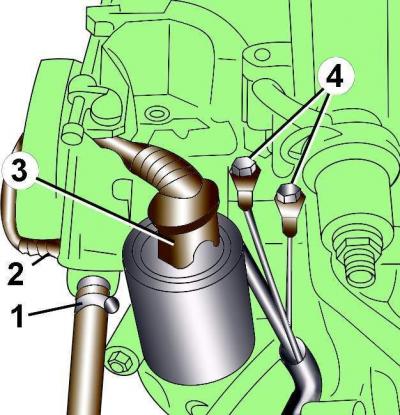 Отсоедините трос акселератора от дроссельной заслонки, а оболочку троса извлеките из кронштейна…