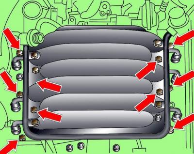 Отверните болт крепления к впускному коллектору кронштейна трубы усилителя рулевого управления с…