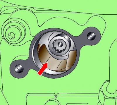 Отвинтите пробку маслоналивной горловины.
