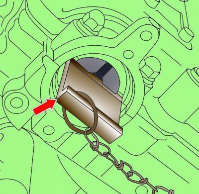 Используя лезвие отвертки как рычаг, снимите крышку, закрывающую торец распределительного вала на…