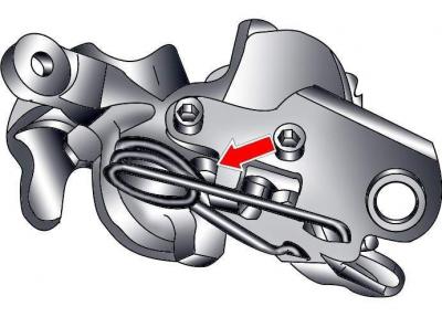 Рис. 15–36. Проверка регулировки троса стояночного тормоза нажатием лезвием отвертки рычага троса