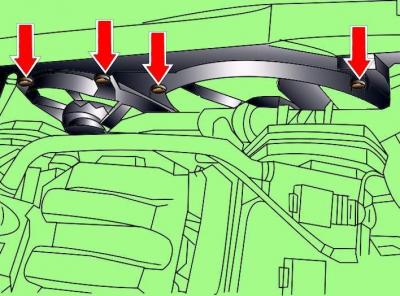 Odkręć zaciski i zdejmij rurę dolotu powietrza łączącą filtr powietrza z przepustnicą.