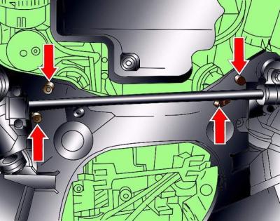 Obróć śrubę podnośnika 10–222A i podnieś silnik za pomocą uchwytu 3033 i dodatkowego haka, aż…