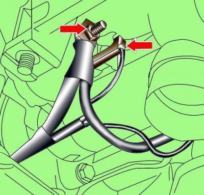 Odkręć śruby mocujące prawą podporę silnika i zwolnij zaciski kablowe (rysunek 18–30).