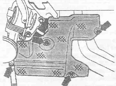 Развийте гайките «стрелки» и отстранете топлинния щит «2». Натиснете горния топлинен щит към…