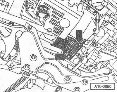 Развийте болтовете «стрелка» и отстранете долната опора на захранващия блок.