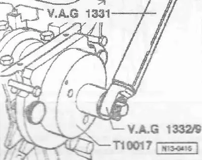 Húzza meg a «T10017» rögzítőeszköz anyáját 35 Nm nyomatékkal. Miután az anyát 35 Nm nyomatékkal…