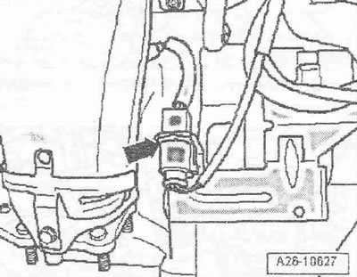 Отстранете болта «стрелка» за скобата на изпускателния колектор.