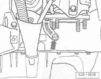 Изключете конектора «стрелка» на сензора за налягане на маслото «F1».