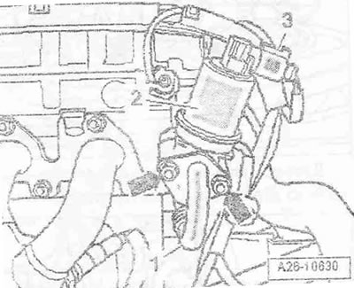 Изключете маркуча за охлаждаща течност «5» от корпуса на термостата.