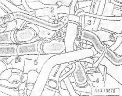 Развийте болтовете стрелка на корпуса на термостата.