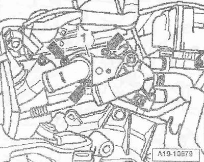 Отстранете тялото на дросела «3338». Развийте болтовете «стрелка» и преместете всмукателния…