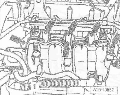 Развийте болта «стрелка» и отстранете движещата се ролка «1» за зъбния ремък на главното задвижване.