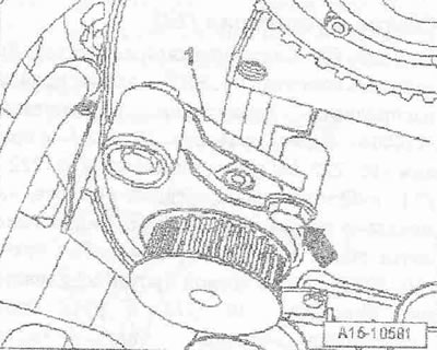 Развийте болтовете «стрелка» и свалете задния капак «1» на зъбчатия ремък.
