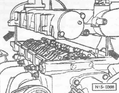 За да направлявате корпуса на лагера на разпределителния вал, завийте 2 резбови щифта M6x70…