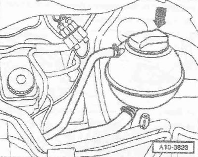 Отворете капачката «стрелка» на разширителния резервоар за охлаждащата течност. Отстранете…