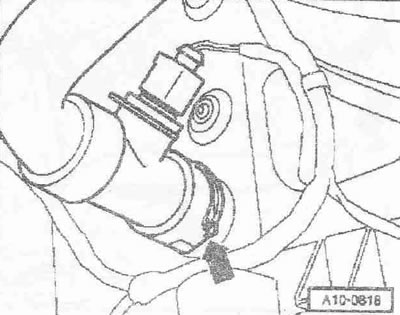 Изключете долния маркуч на охлаждащата течност «стрелка» от радиатора, за което повдигнете скобата;…