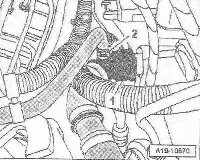 Odstráňte hadicu chladiacej kvapaliny «1» z chladiča zdvihnutím svorky. Odstráňte skrutky «1» a «4»…