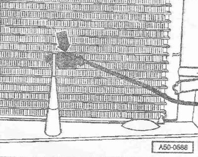 Pritlačte káblový zväzok k snímaču vysokého tlaku «G65» a snímaču vonkajšej teploty «G17» na…