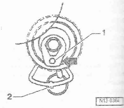 Опънете ангренажния ремък за съединеното задвижване първо върху зъбното колело на всмукателния…