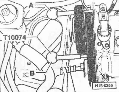 Поставете монтажната плоча «T10073» върху зъбното колело на всмукателния разпределителен вал с…