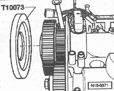 Поставете отново заключващите щифтове «T10074» в отворите за калибриране в корпуса на лагера на…
