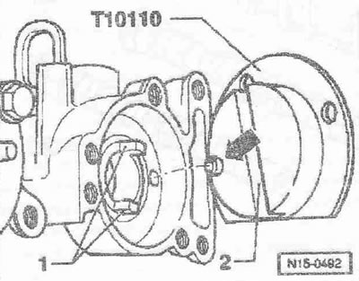 Шините «1» на разпределителния вал трябва да пасват във вдлъбнатината «2» на фиксиращия фланец…