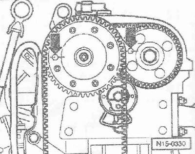 Монтирайте монтажната плоча «T10073» към: зъбното колело на всмукателния разпределителен вал с…